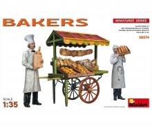 1:35 Fig. Bakers with cart (2)