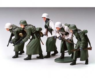 1:35 WWII German Winter Infantry Figure Set