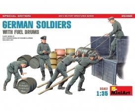 1:35 Fig. Soldaten m. Kraftstofffäs. (5)