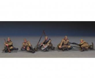 1:35 Fig. Sov. Soldiers take a Break (5)