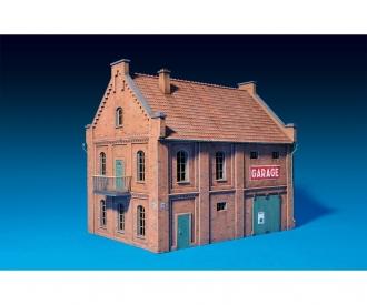 1:72 Bâtiment avec garage/atelier inséré.