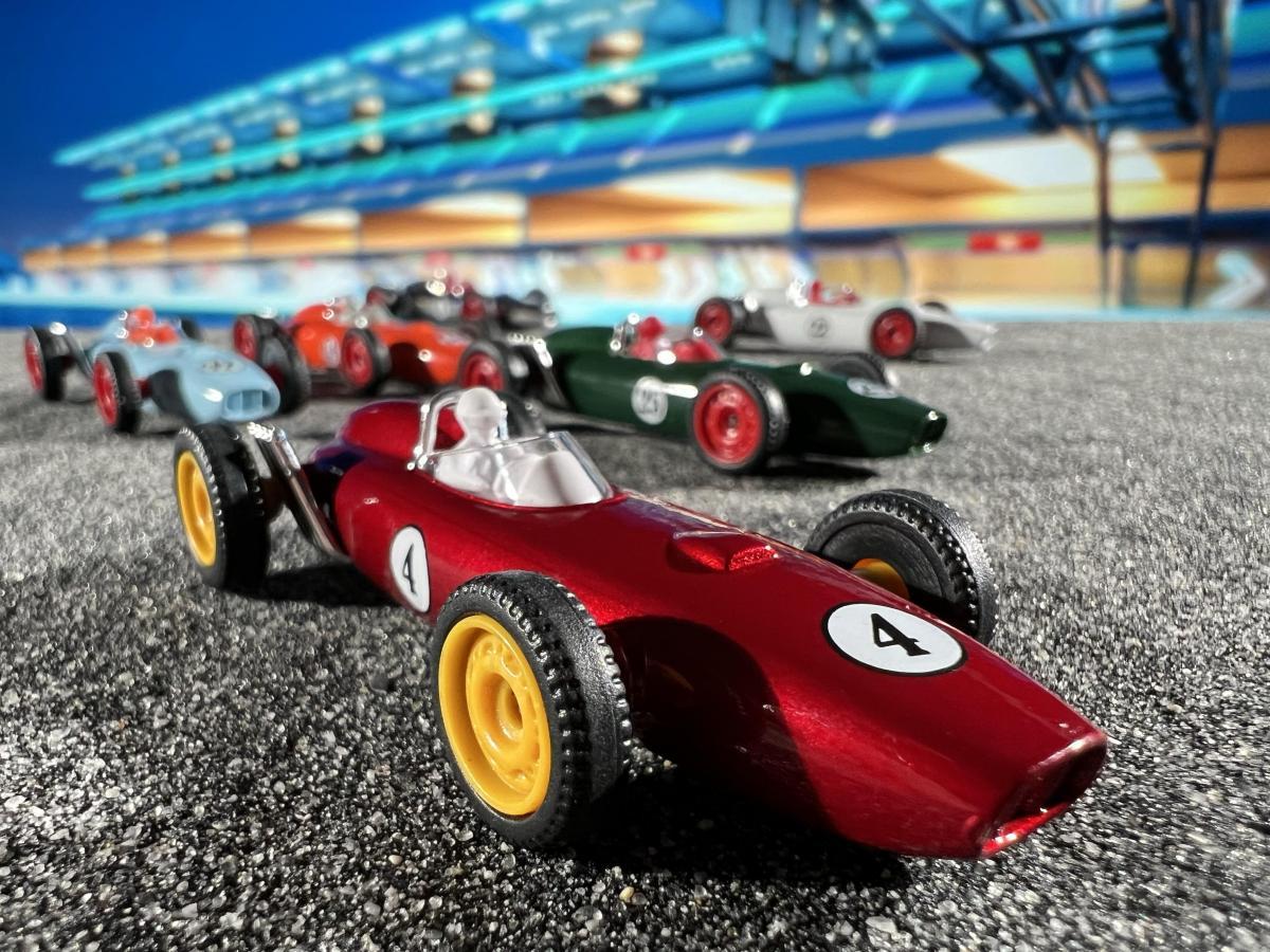 In den Farben Metallic-Rot, Hellblau, Weiß, Grün, Orange und Silber