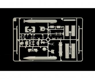 Italeri S.L.C. Maiale 200 Model Kit with Crew
