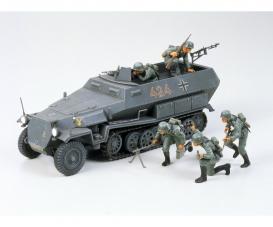 1:35 WWII Sdkfz.251/1 Hanomag, plastic model kit