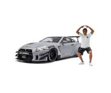 1:18 Nissan GT-R (R35) grau mit Figur