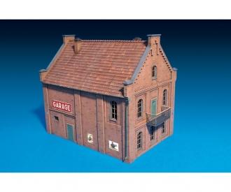 1:72 Bâtiment avec garage/atelier inséré.