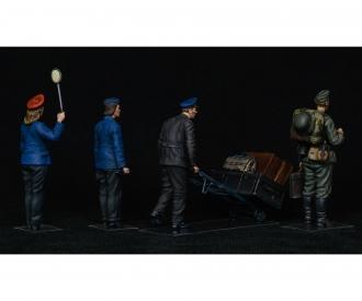 1:35 Fig. Dt. Bahnhofsper. 1930-40s (4)