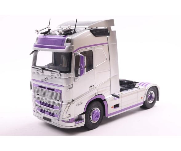 1:24 Volvo FH Globetrotter XL silv./pur. 1:24 Volvo FH Globetrotter XL silv./pur.