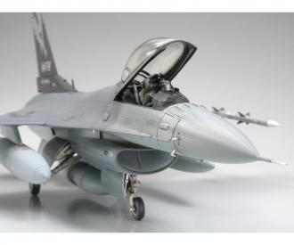 1:48 Lockheed Martin F-16C Block 25/32 model kit