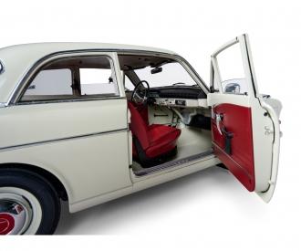 iXO Volvo 122S 1:8 Die-Cast Model Kit