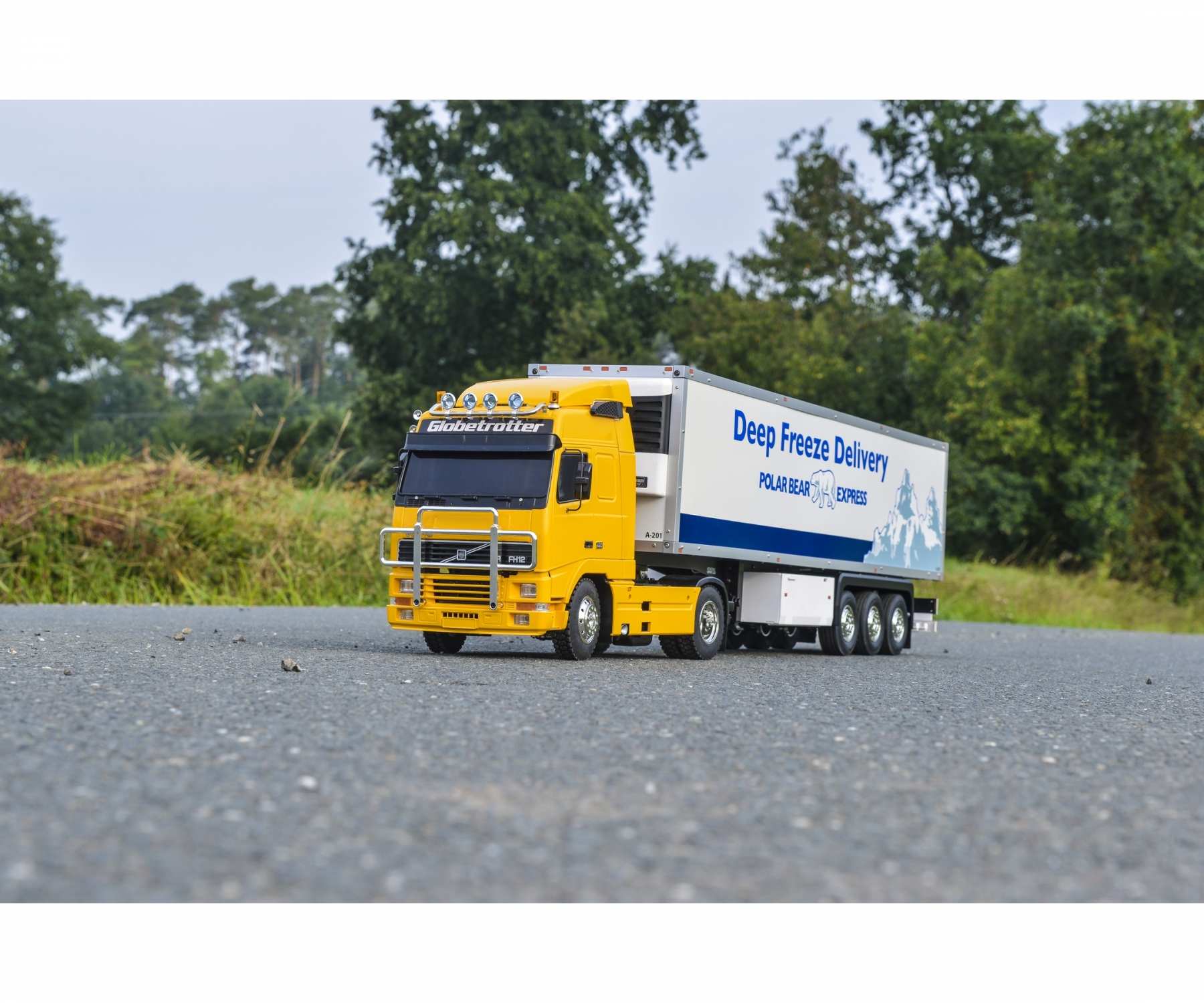 Buy 1:14 RC EU Truck Volvo FH12 Globe.420 Ki online | Tamiya