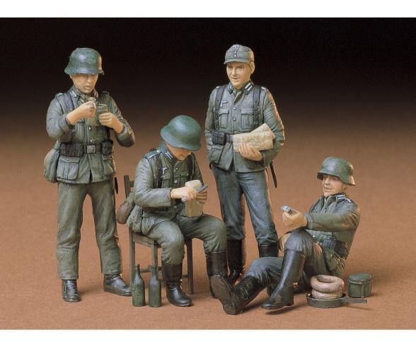 1:35 WWII Fig.-Set German soldiers at rest(4)
