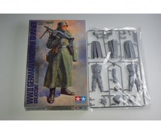 1:16 WWII Figur Dt.Soldat m.Mantel u.MG